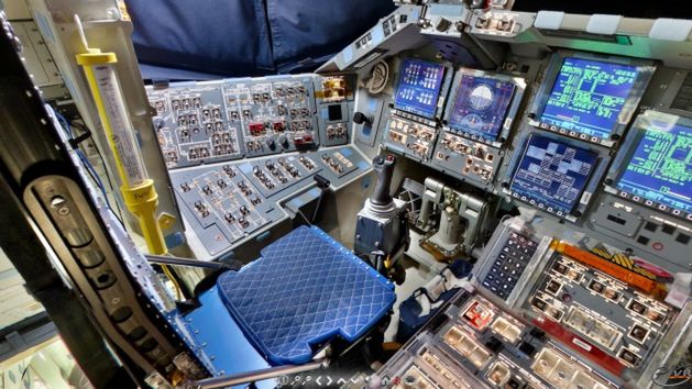 Interaktywny kokpit promu Discovery 1