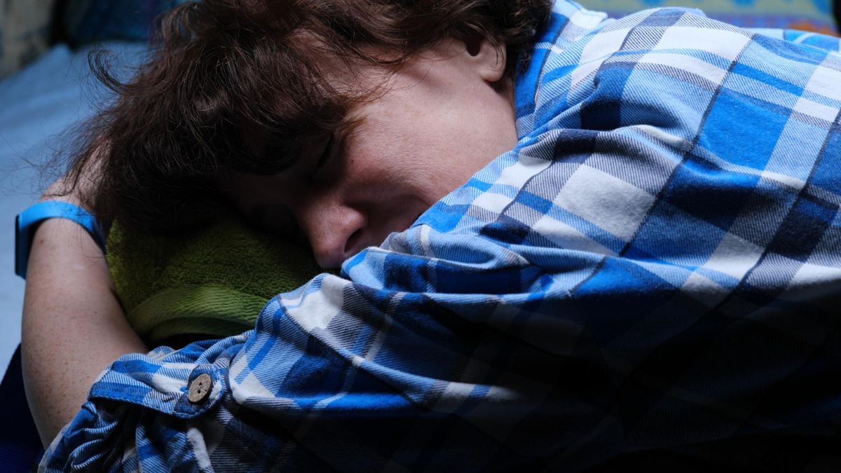 Śpisz w "pozycji alpinisty"? Zobacz, co to oznacza