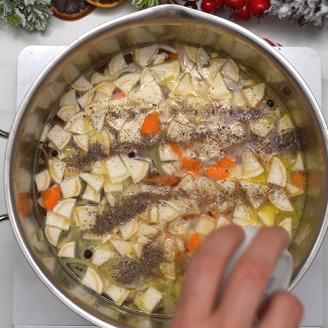 Przyszłą zupę doprawiam do smaku solą i pieprzem