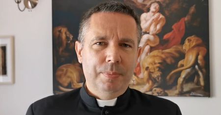 Oburzony ksiądz apeluje do rodziców, którzy zabierają dzieci do kościoła: "Mam ochotę przerwać kazanie"