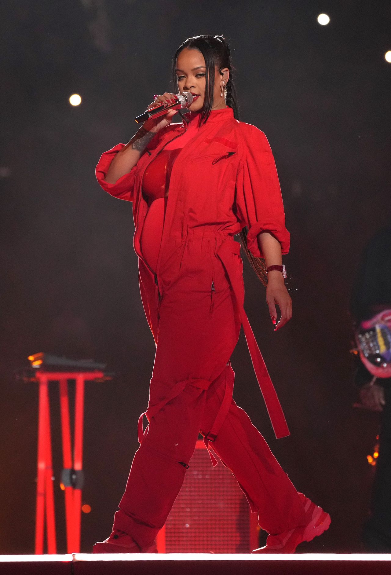 Rihanna w czerwonym kombinezonie