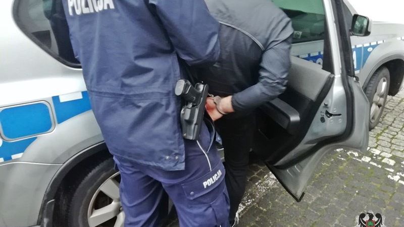 Wrocław. Policjant po służbie interweniował w sklepie. Zaatakował go pijany mężczyzna