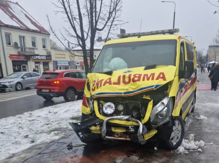 Wypadek z udziałem karetki. Trzy osoby trafiły do szpitala