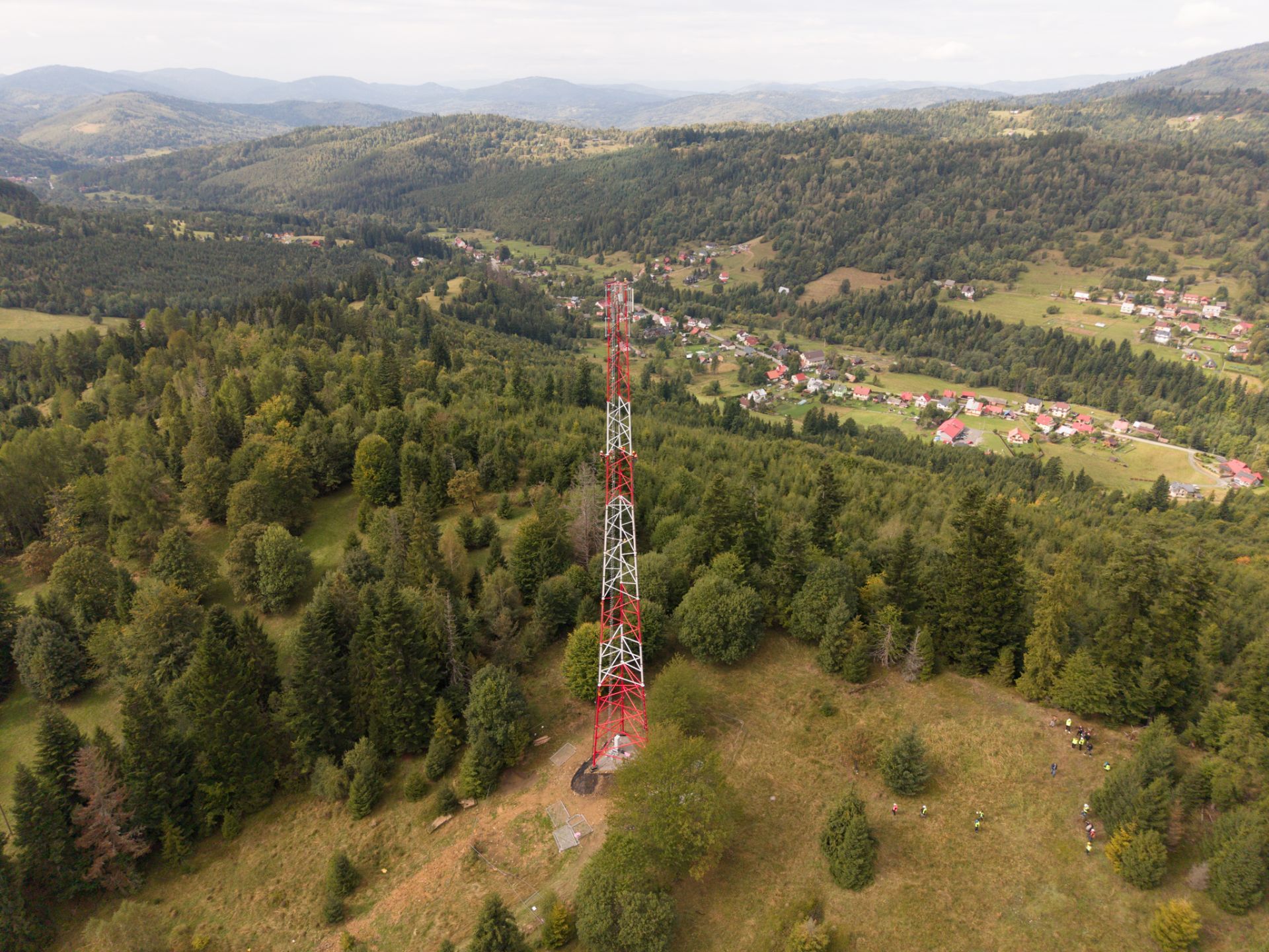 Helikopter nad Beskidami i 62-metrowy maszt Play. Misja specjalna: zapewnić zasięg w trudno dostępnych miejscach