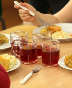 Afera w szkole. Rozdali to dzieciom na przerwie obiadowej