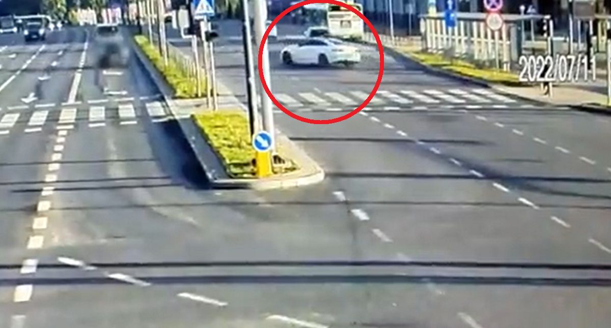 Kierowca mercedesa stracił panowanie nad autem, przeciął pas zieleni i uderzył w auto na sąsiedniej jezdni