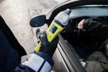 Obywatelskie ujęcie pijanego kierowcy  pod Bochnią, który stwarzał zagrożenie na drodze. Tarnowianin skutecznie uniemożliwił mu dalszą jazdę
