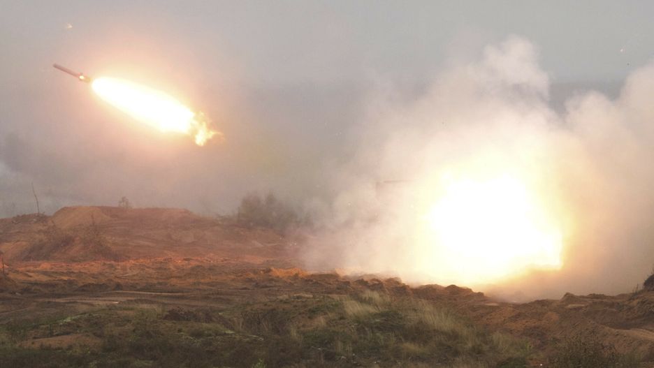 Manewry Zapad 2017
Russian missile systems fire during a military exercise at a training ground at the Luzhsky Range, near St. Petersburg, Russia, Monday, Sept. 18, 2017. The Zapad (West) 2017 military manoeuvres have caused concern among some NATO members neighboring Russia, who have criticised a lack of transparency about the exercises and questioned Moscow's intentions.(AP Photo/Ivan Sekretarev)
AP