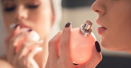 Perfumy z feromonami – opinie. Czy i jak działają?
