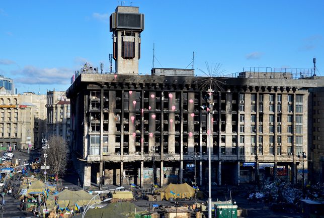 KYIV, UKRAINE - 2014/01/25: View of a burned down building of the Trade Unions during the Revolution of Dignity. Mass anti-government protests in the center of Kyiv during the last days of the barricades of the 2014 Euromaidan revolution. (Photo by Aleksandr Gusev/SOPA Images/LightRocket via Getty Images)