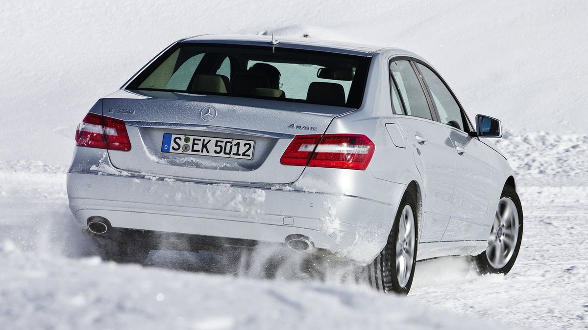 Najłatwiej po śniegu jeździ się z napędem na cztery koła. Co nie zmienia faktu, że pewnych zasad trzeba przestrzegać.