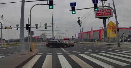 Zaświeciła się zielona strzałka, pojechała prosto. Z impetem wjechała w audi