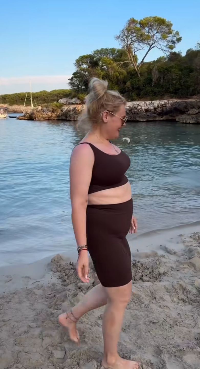 Kinga Zawodnik prezentuje brzuch