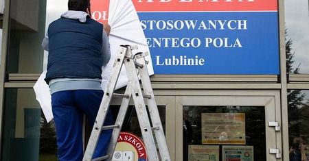 Certyfikat covid albo ujemny wynik testu na koronawirusa. Uczelnia doprecyzowuje zarządzenie rektora