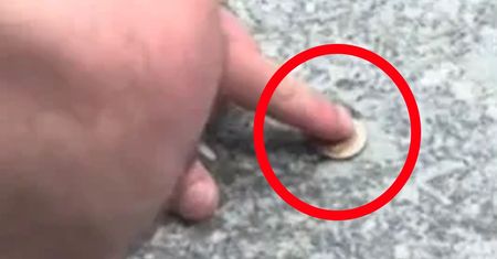 Przykleili monetę do chodnika. "Najdroższe 5 zł w Legnicy"