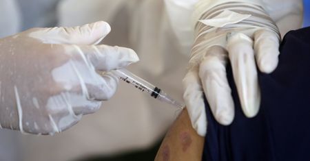Ekonomiści podnoszą prognozy dla Polski, ale wskazują na "wąskie gardła"