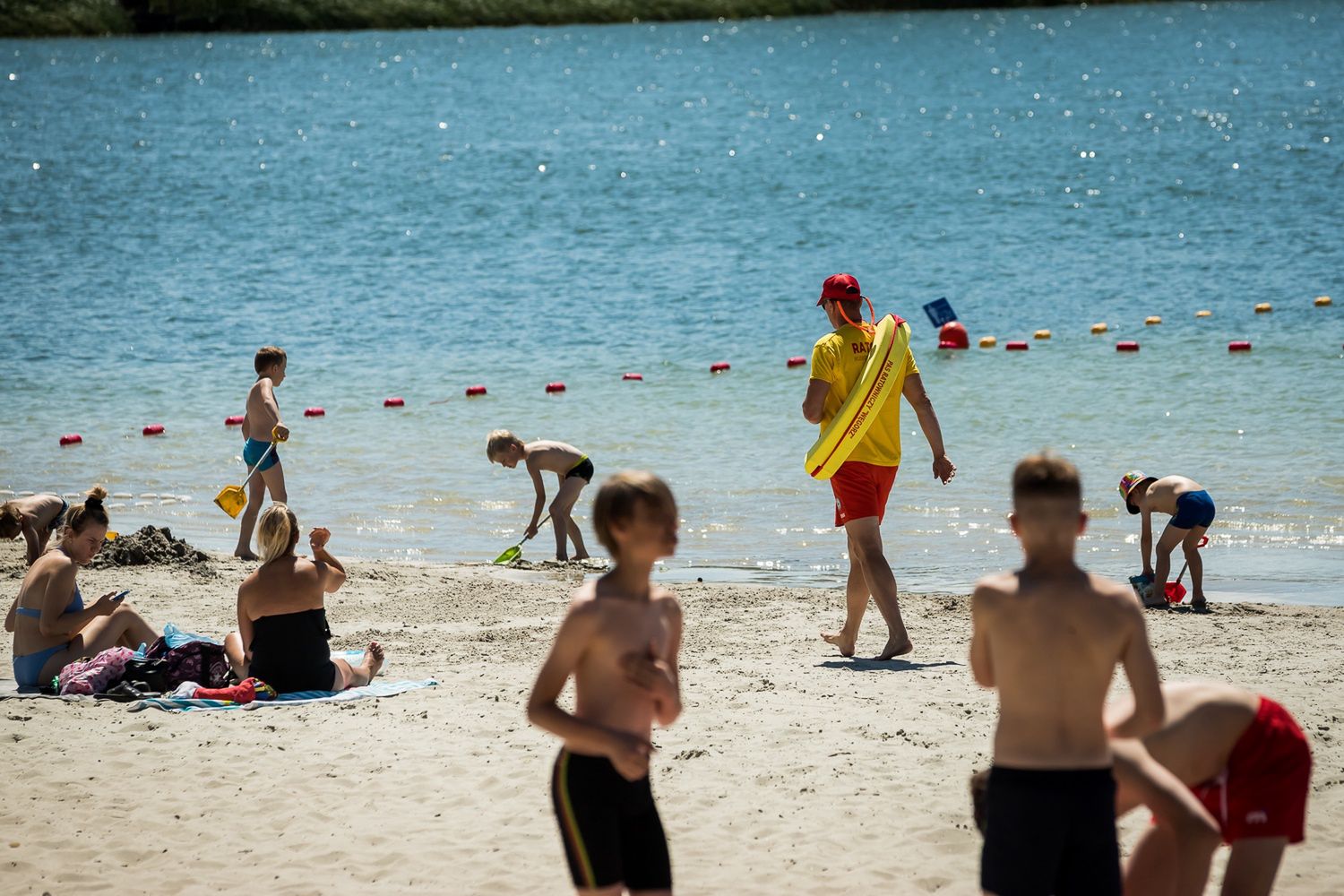 Szokujące praktyki cenowe nad jeziorami bulwersują plażowiczów 