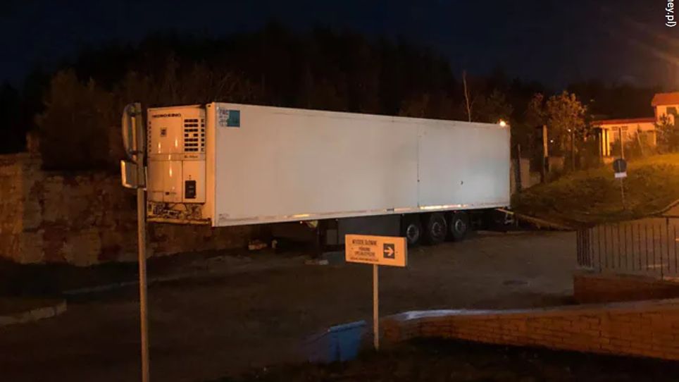 Kostnica w naczepie tira przy szpitalu w Ełku. (money.pl) Kostnica w naczepie tira przy szpitalu w Ełku.