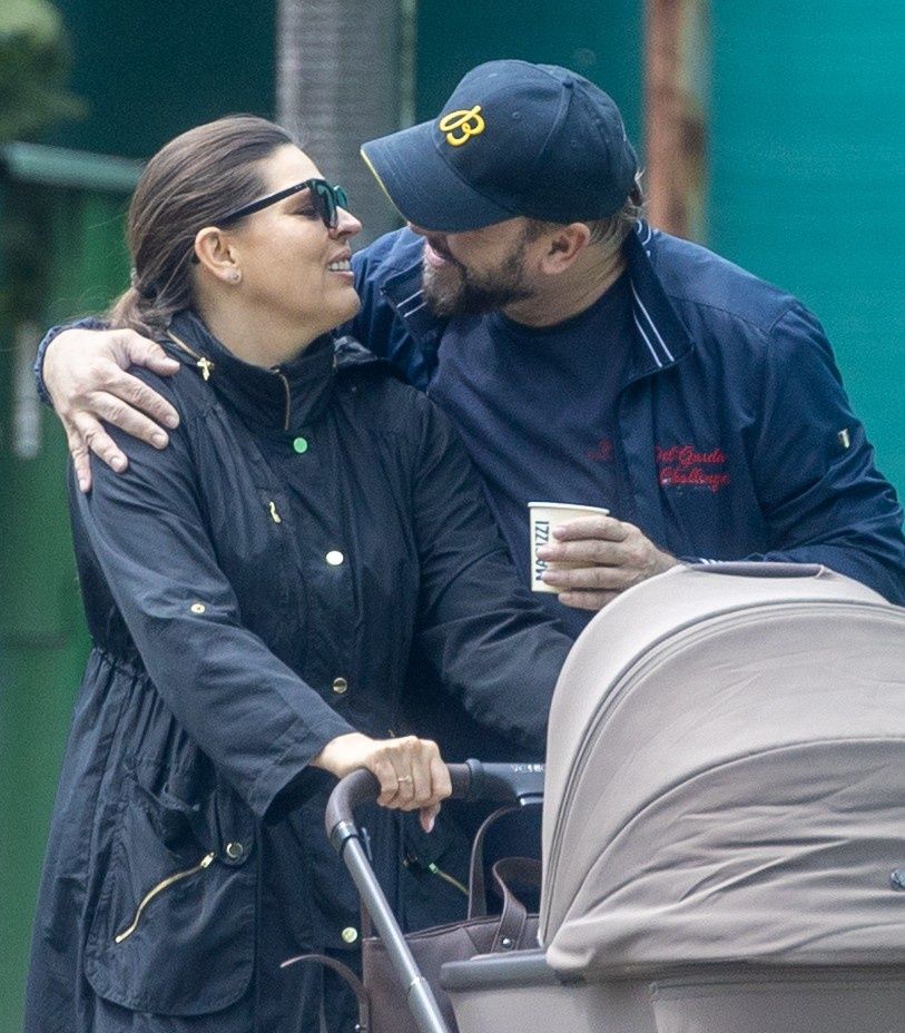 Michał Milowicz spaceruje z synem i młodszą o 13 lat ukochaną 