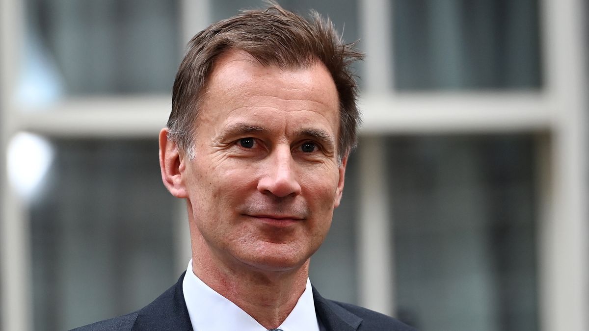 British Chancellor of the Exchequer Jeremy Hunt departs after a cabinet meeting at 10 Downing street in London, Britain, 26 October 2022. British Prime Minister Rishi Sunak held his first cabinet meeting ahead of Prime Minister's Questions. EPA/ANDY RAIN Dostawca: PAP/EPA.