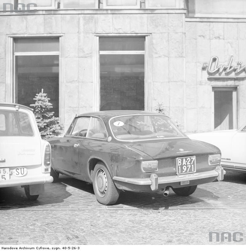 Alfa Romeo zaparkowana na parkingu przy ul. Kruczej w Warszawie.