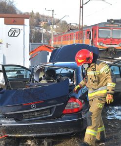 Zderzenie auta z pociągiem w Białym Dunajcu. Pasażerowie zakleszczeni