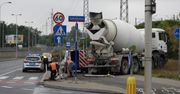 Warszawa: Kierowca betoniarki wpadł w poślizg. Staranował sygnalizację w Ursusie