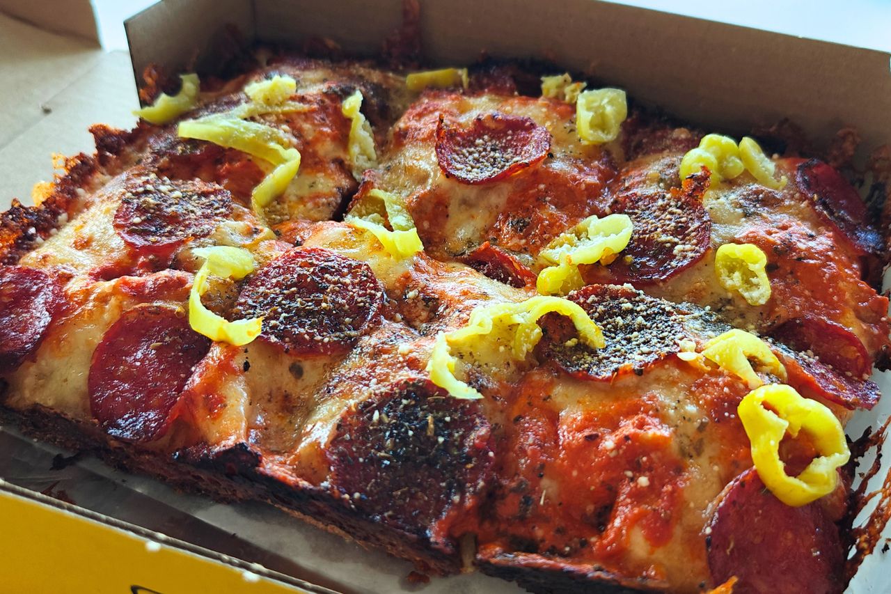 Spróbowałem pizzy w stylu Detroit. Mój dietetyk nie byłby zadowolony