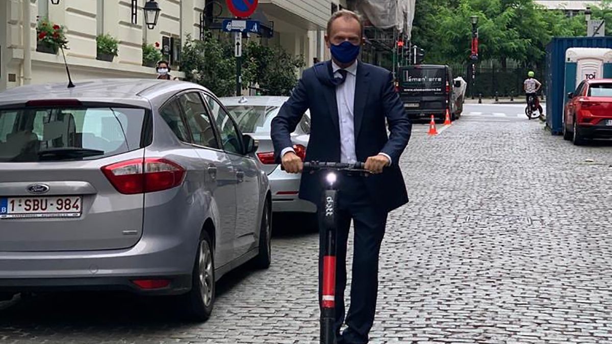 Donald Tusk gna na hulajnodze (zdj. ilustracyjne)