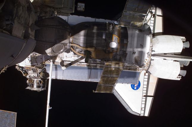 Sojuz na tle wahadłowca Atlantis w 2002 r.