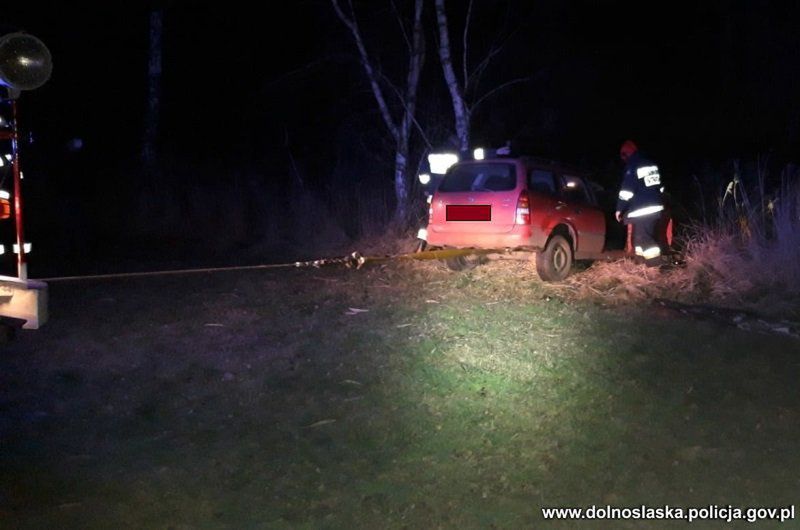 Milicz. Pomylił quada z nieswoim samochodem. Podróż zakończył w stawie