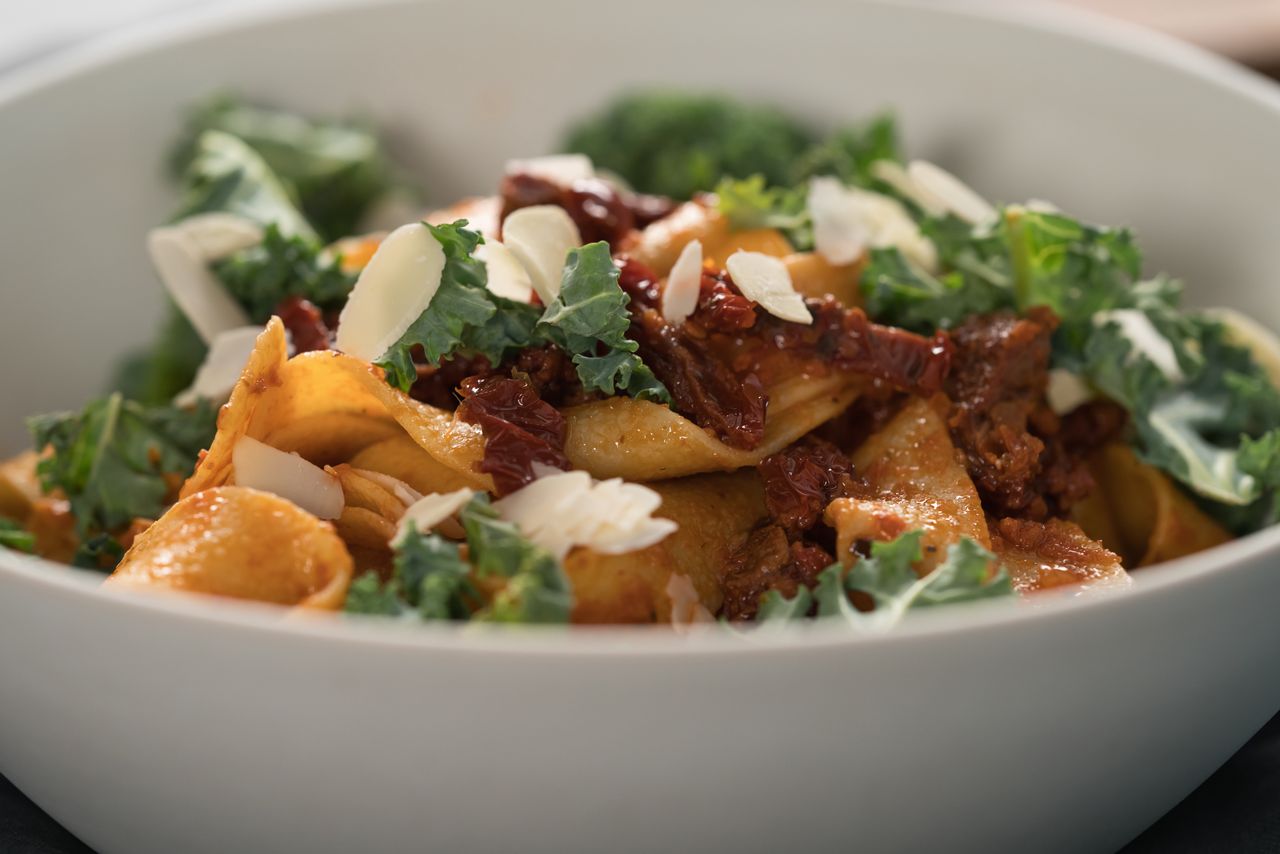 Najlepszy przepis na makaron z sosem migdałowym. Spróbujesz raz i będziesz robić co tydzień