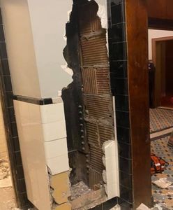 Szok w USA. Nagi mężczyzna w ścianie. Akcja ratunkowa