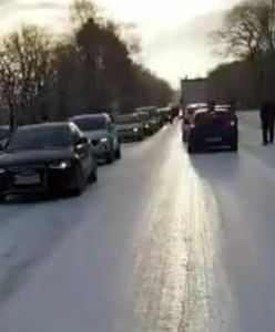 Lodowisko na drodze DK32 do Zielonej Góry. Auta stoją w korku. Gdzie są drogowcy?