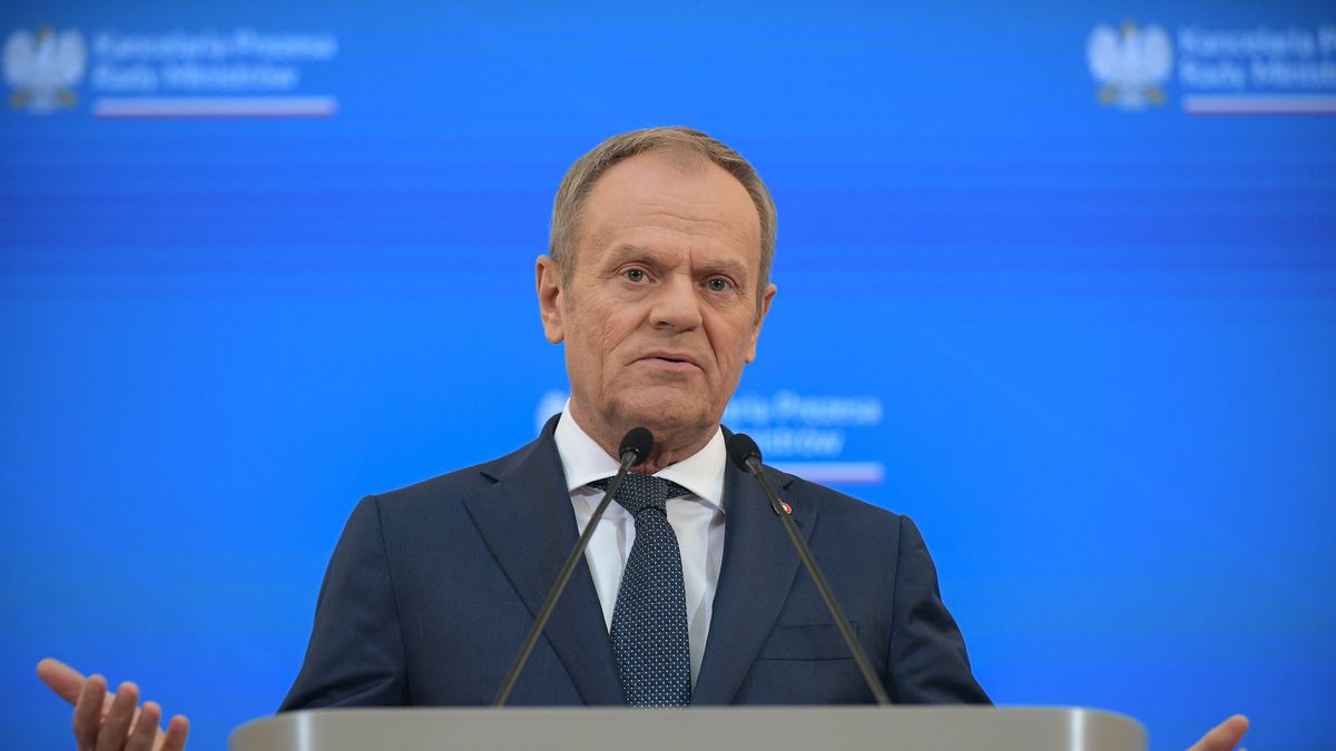 Warszawa, 16.04.2024. Premier Donald Tusk podczas konferencji prasowej po posiedzeniu rządu w siedzibie KPRM w Warszawie, 16 bm. (amb) PAP/Marcin Obara