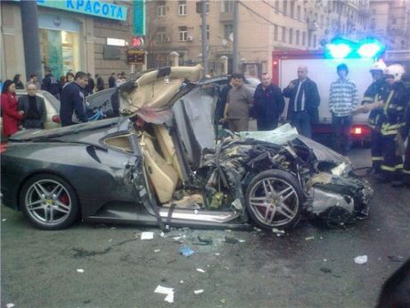 Nastolatkowie i... kolejne rozbite Ferrari