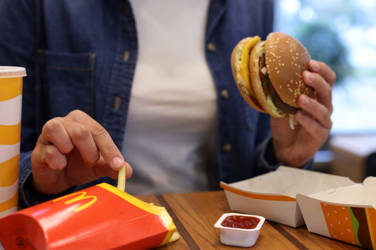 Posiłki serwowane w popularnej sieci fas food. 