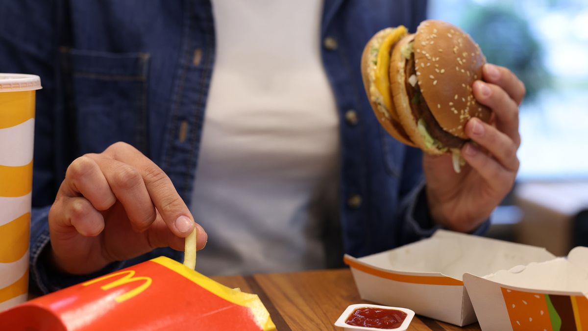 Posiłki serwowane w popularnej sieci fas food. 
