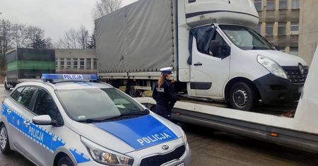 Policja wybiła szybę, kierowca może tylko dziękować
