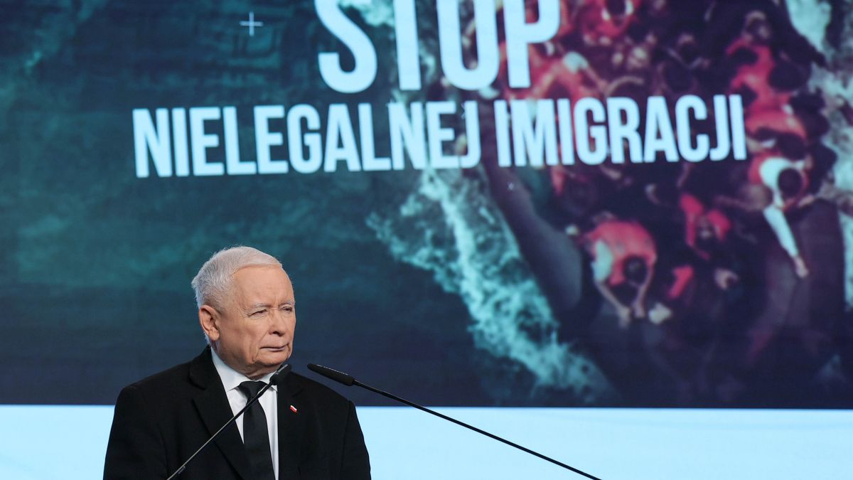 Warszawa, 09.10.2025. Prezes Prawa i Sprawiedliwości Jarosław Kaczyński na konferencji prasowej w siedzibie ugrupowania przy ul. Nowogrodzkiej w Warszawie, 9 bm. Temat spotkania: marsz ph. "Stop Nielegalnej Migracji". (amb) PAP/Paweł Supernak