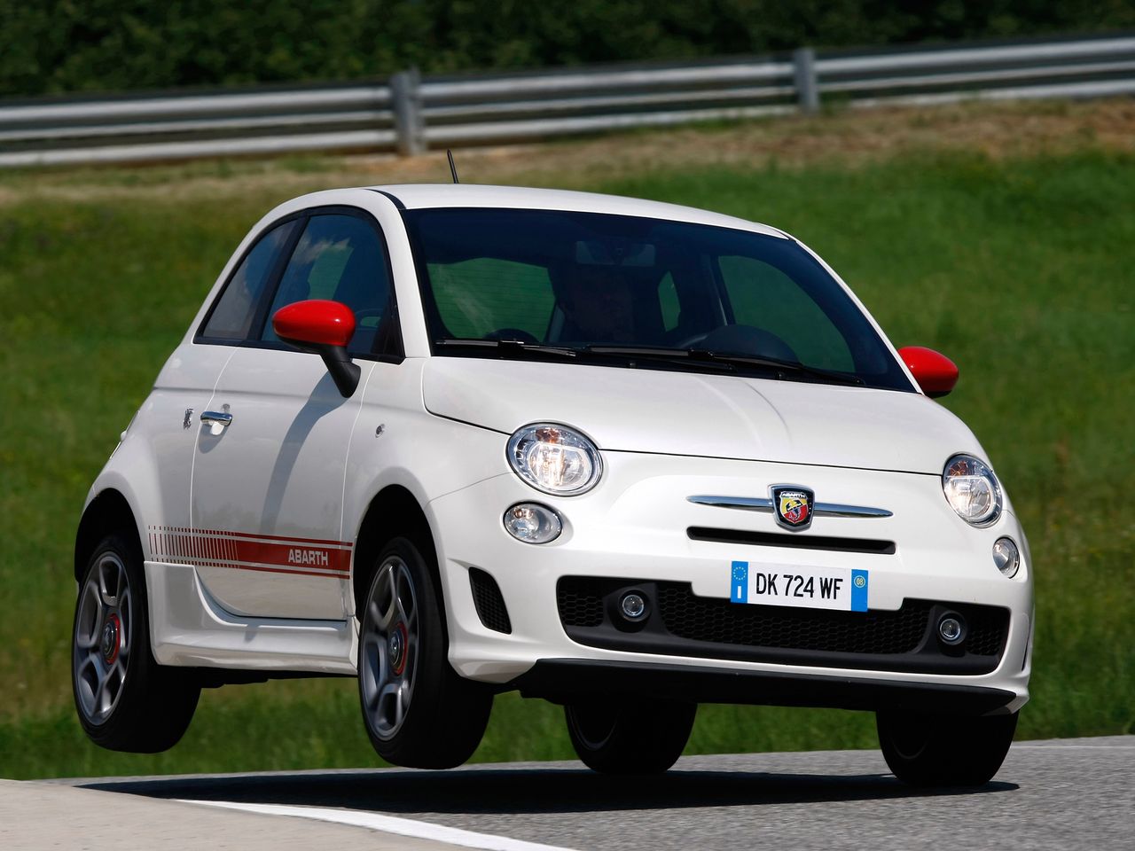 Listę otwiera jeden z najsypatyczniejszych hothatcy – Abarth 500. Może nie jest duży, ani specjalnie mocny, ale jeżdżąc nim trudno się nie uśmiechać. Produkowany od dekady w Polsce wóz doczekał się jedynie liftingu i ciągle można go kupić.