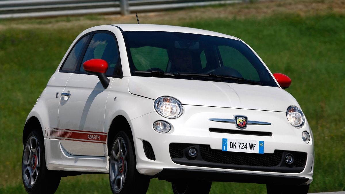 Listę otwiera jeden z najsypatyczniejszych hothatcy – Abarth 500. Może nie jest duży, ani specjalnie mocny, ale jeżdżąc nim trudno się nie uśmiechać. Produkowany od dekady w Polsce wóz doczekał się jedynie liftingu i ciągle można go kupić.