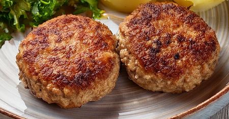 Usmaż takie kotlety mielone, a będą nazywać cię królem patelni. Z tego przepisu wychodzą najlepsze