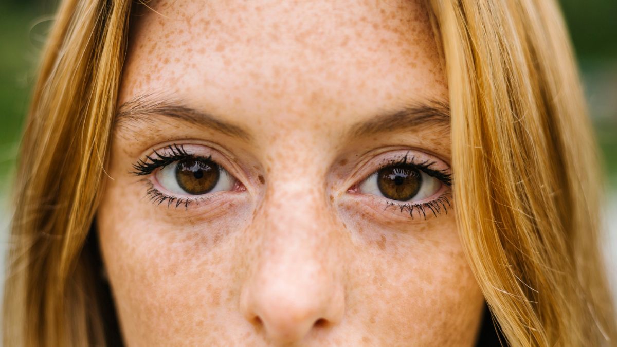 Kobieta o brązowych oczach