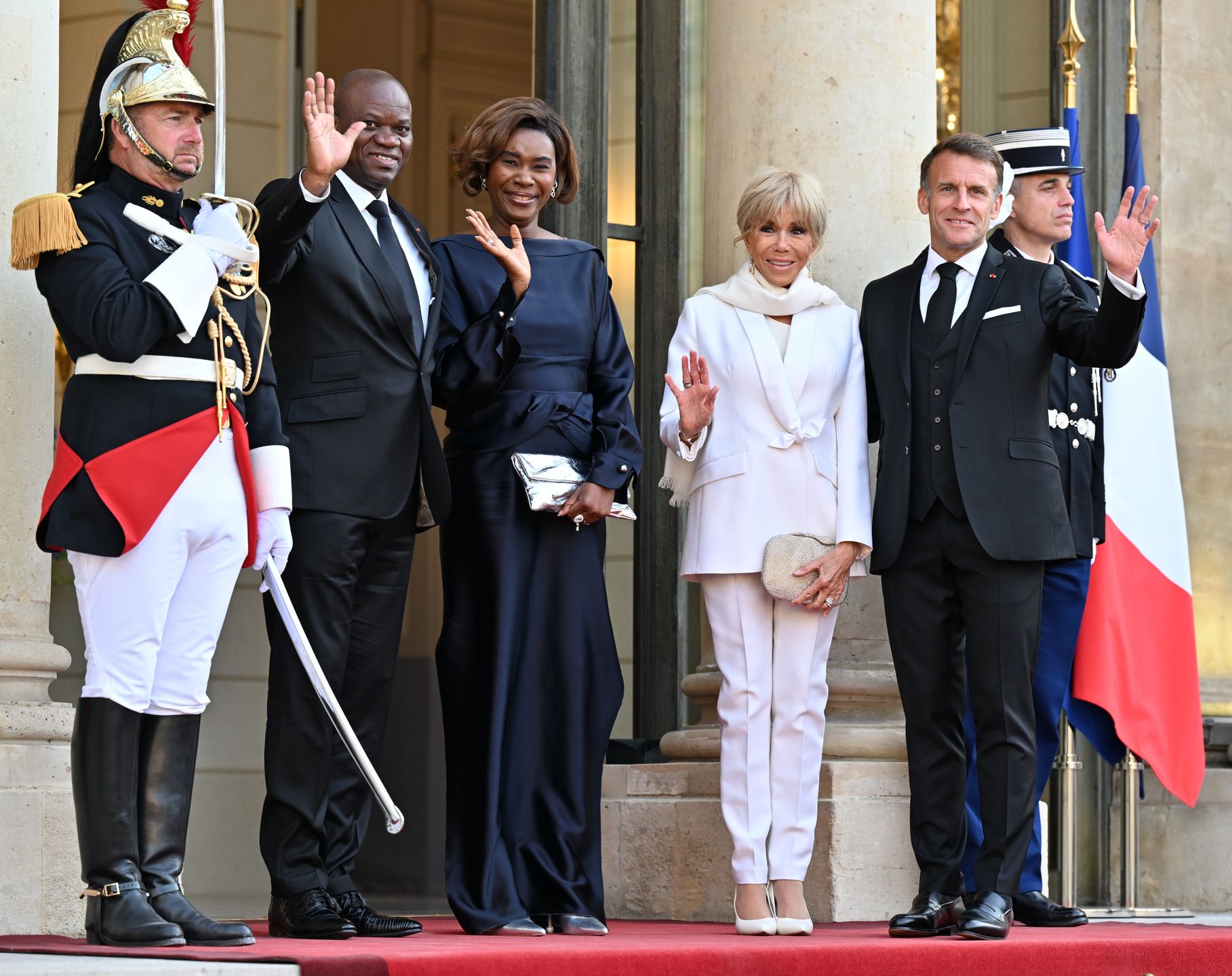 Emmanuel Macron z żoną i Brice Oligui Nguema z żoną 