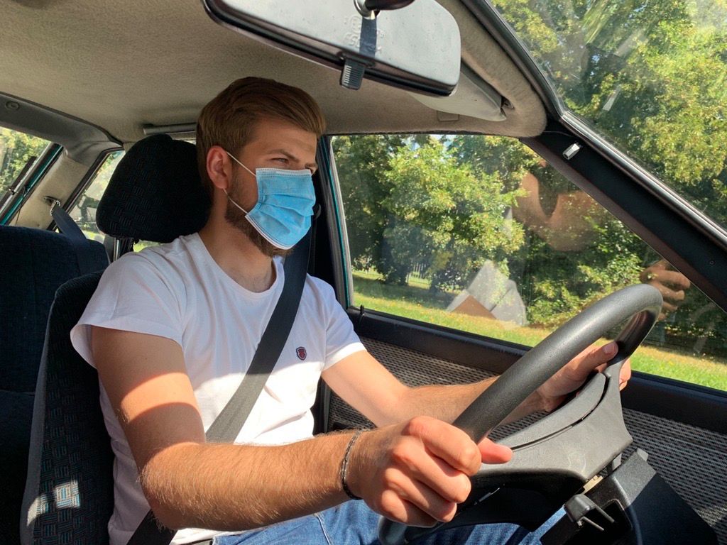 Policja przypomina, że nie zniesiono obowiązku zakrywania ust i nosa w samochodzie