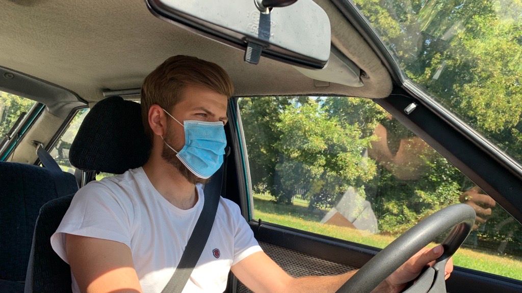 Obowiązek jazdy z maseczką nadal jest, choć mało kto o tym jeszcze pamięta.