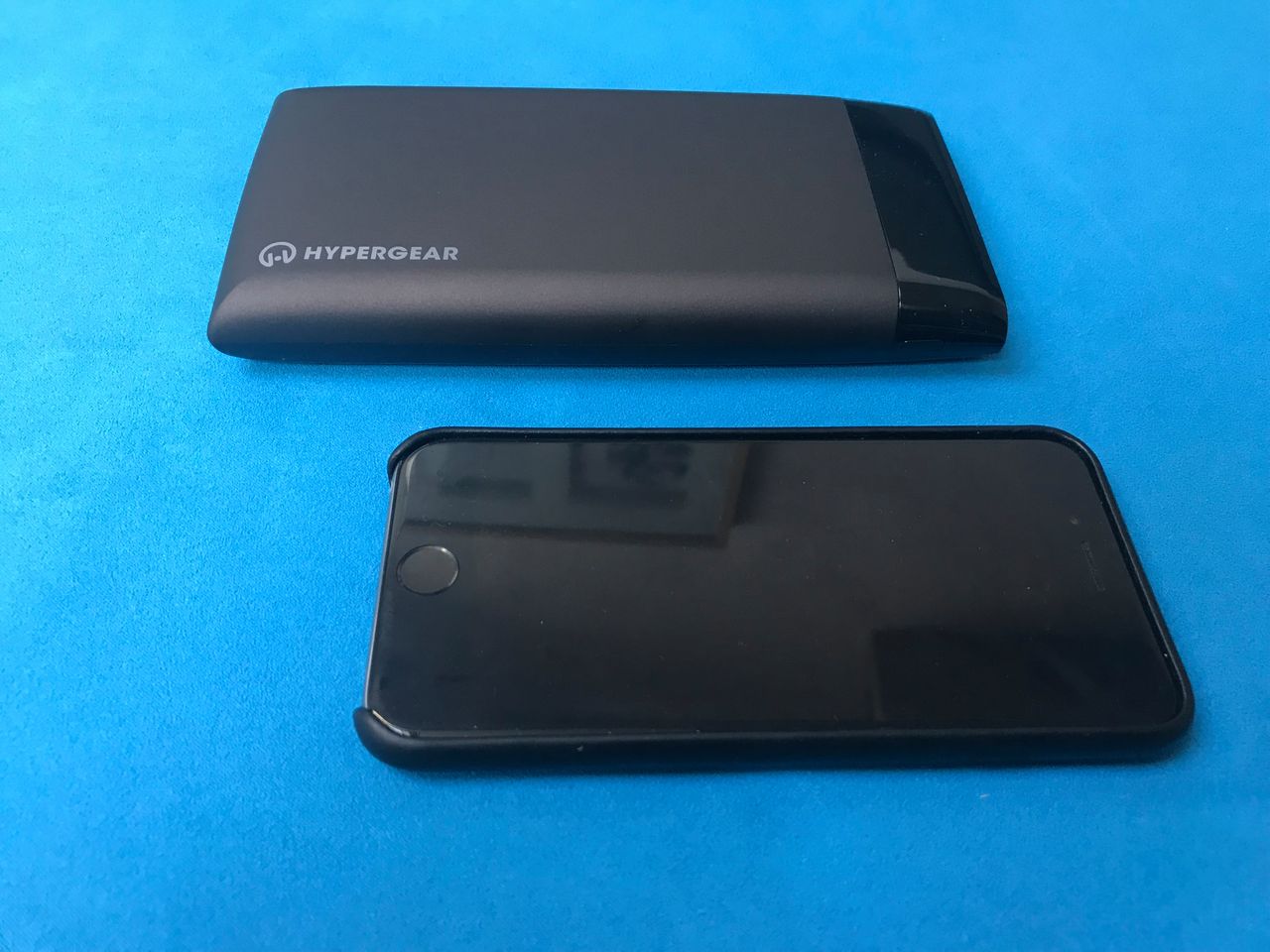 Powerbank HyperGear o pojemności 20000 mAh nie jest mały. Jest nieco większy i zdecydowanie grubszy niż iPhone 6.