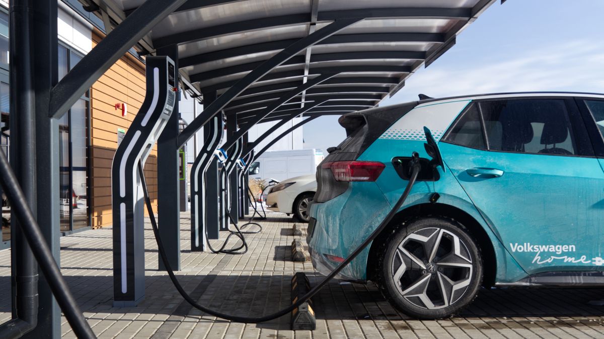 Bez łatwego dostępu do stacji ładowania auta na prąd stają się mało użyteczne, a hybrydy plug-in palą i emitują znacznie więcej, niż wynika to z katalogów.