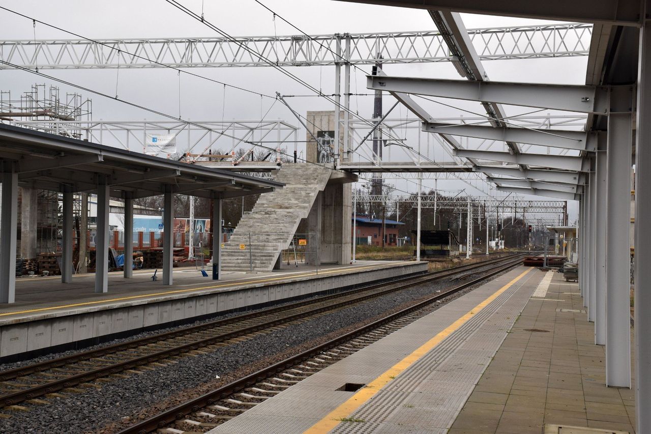 Police: Nowe kładki na stacji. Będzie wygodniej dojść na peron i między ulicami